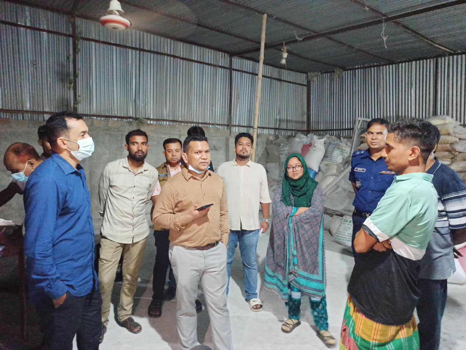 কেরানীগঞ্জে অবৈধ সার কারখানায় মোবাইল কোর্ট, মালিককে ১ লাখ টাকা জরিমানা